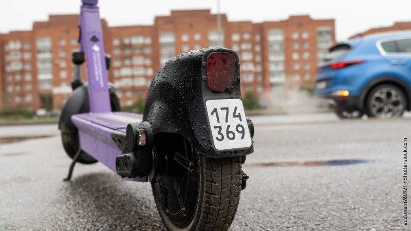 Monopattino con targa